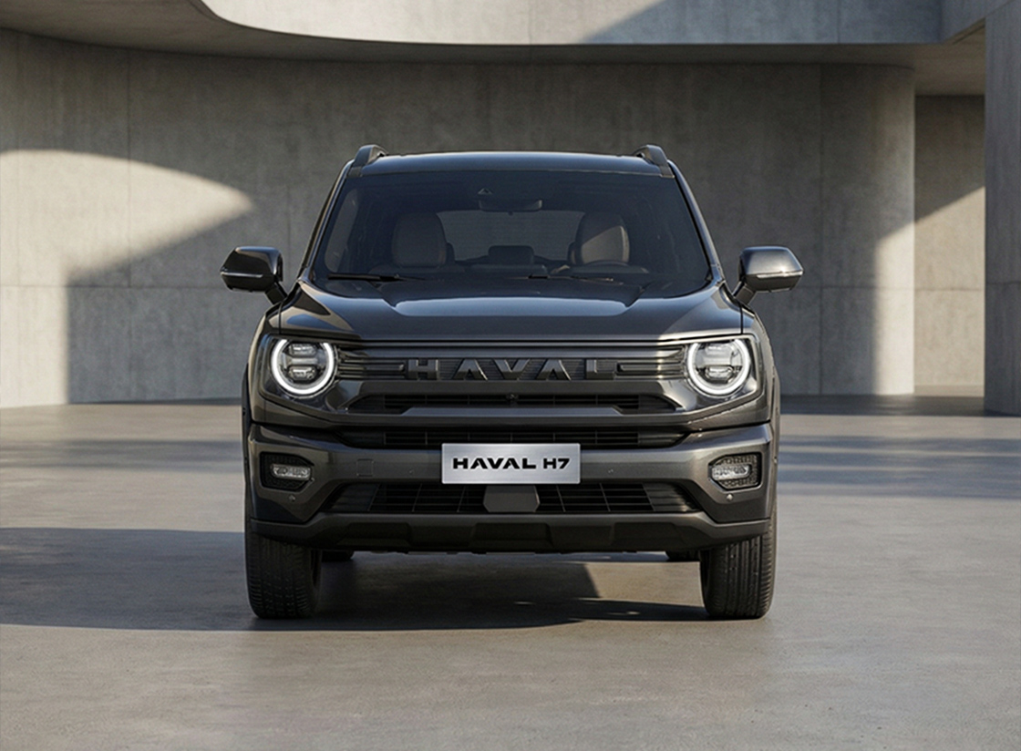 Signature Front Grille with a bold geometric design that defines the H7’s strong presence.