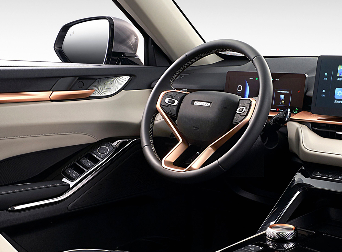 Leather Steering Wheel
Crafted for a premium feel and enhanced driving comfort.